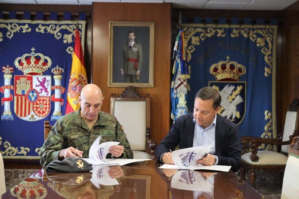 O xeneral de brigada Alfonso Pardo de Santayana e David Suárez, CEO da empresa Diesemm
