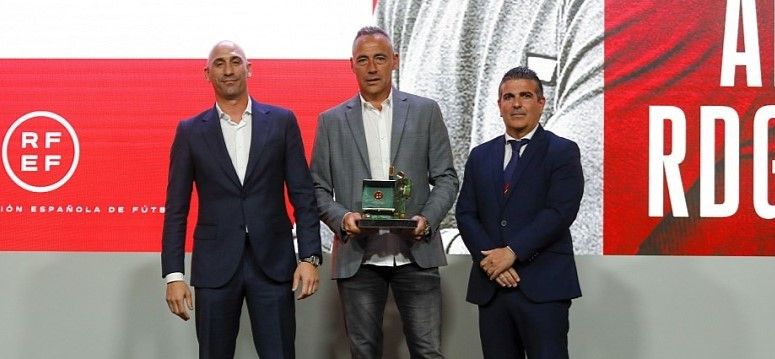 Ángel Rodríguez recibe o premio José Cobo como mellor adestrador do grupo I de Segunda Federación co Pontevedra