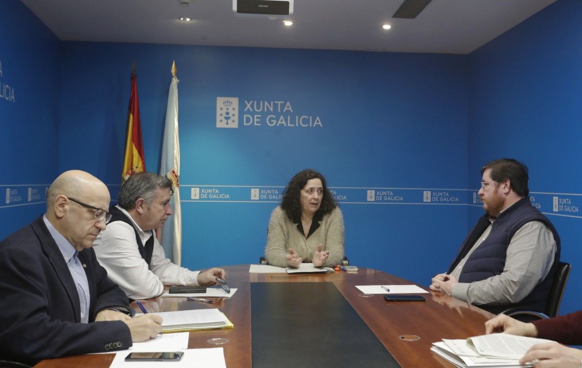 Reunión entre a directora xeral de Patrimonio Natural e os alcaldes da Illa e Ribeira para tratar os usos do illote de Areoso