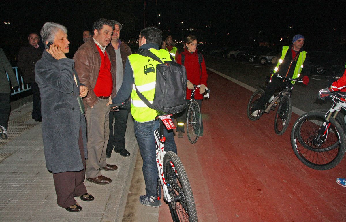 O alcalde dialoga con membros de Masa Crítica no paseo Rafael Areses