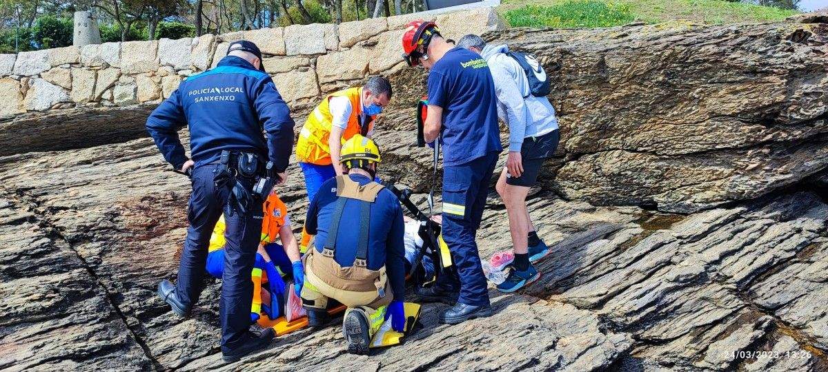 Ferida unha muller que tropezou cando paseaba por Punta Vicaño caéndose entre dúas rocas