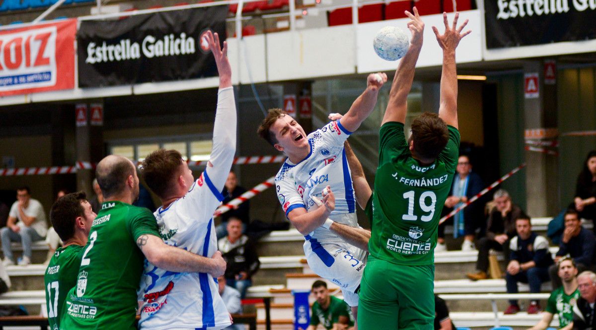 Partido de Liga Asobal entre o Cisne e o Cuenca disputado no Pavillón Municipal