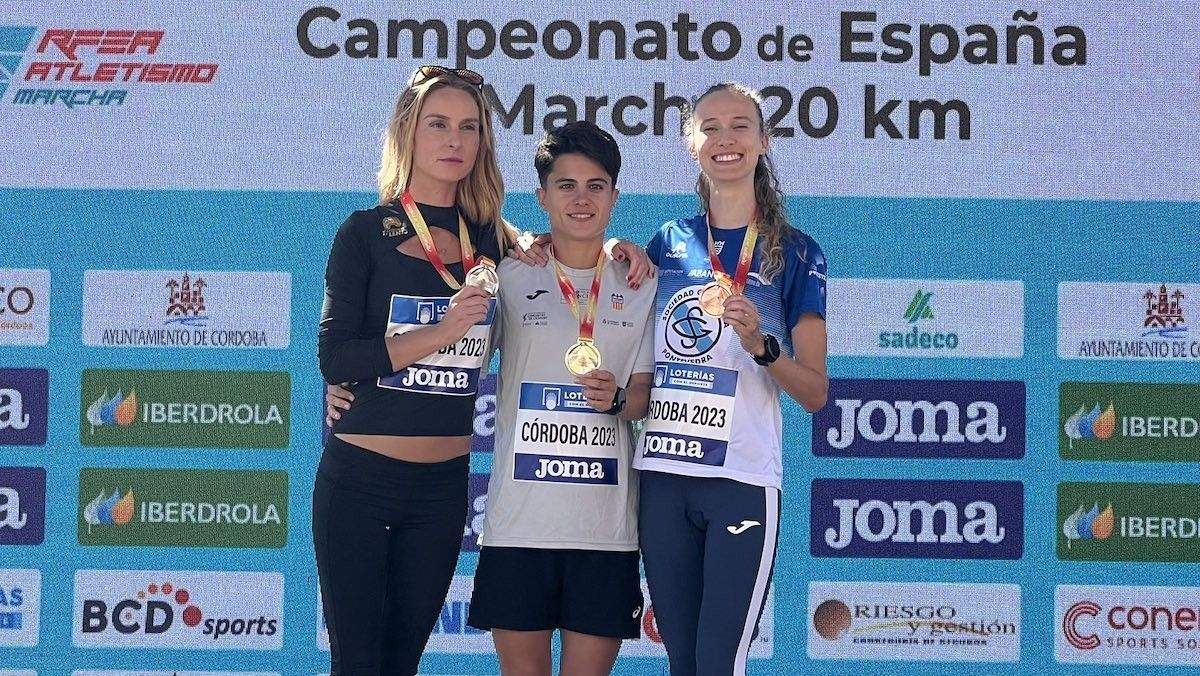 Antía Chamosa (á dereita), no podio do Nacional de marcha