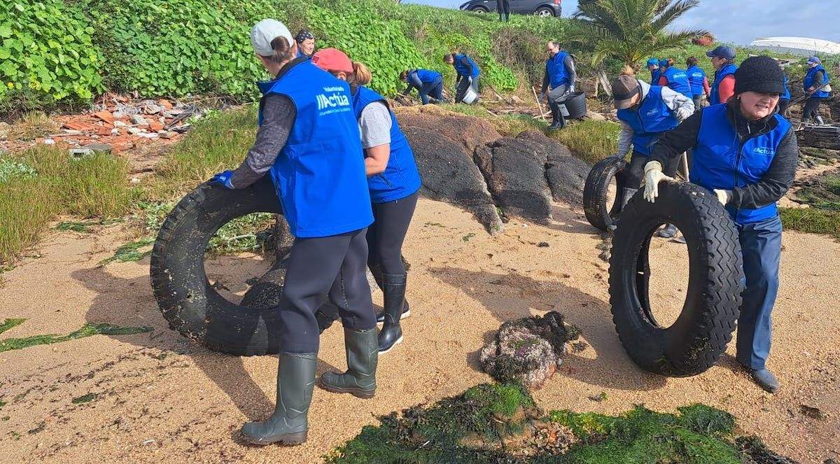 Voluntariado de Afundación retira pneumáticos dos fondos da Illa de Arousa