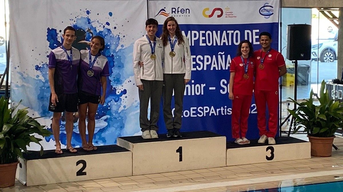 Ana Amatria e Juan David Hernández, no podio do Nacional de natación artística