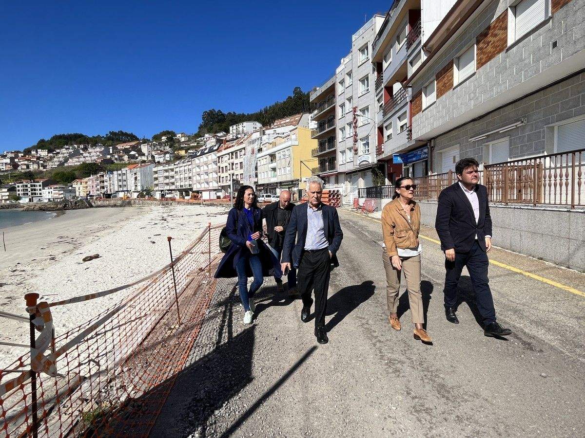 Maica Larriba visita a reforma da Rúa Ramón Encinas, no paseo de Raxó