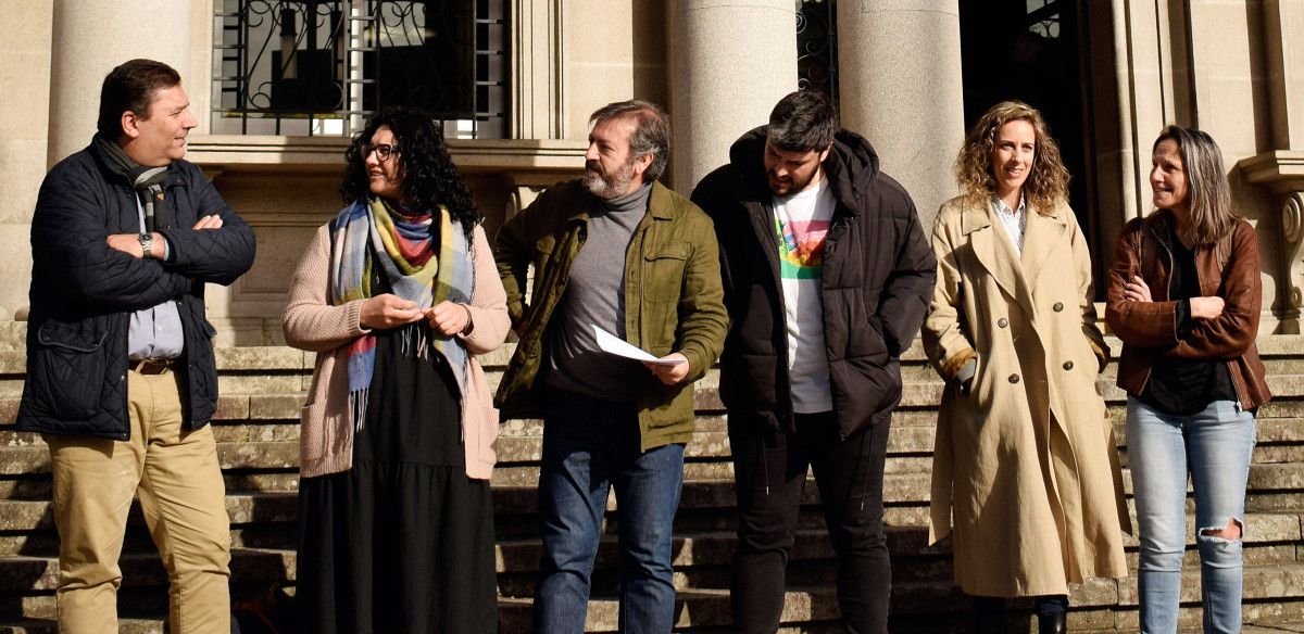 Luís Bará e Alexandra Fernández, deputados do BNG, con outros integrantes da formación entregan un escrito contra o parque eólico Carballoso Luís Bará e Alexandra Fernández, deputados do BNG, con outros integrantes da formación entregan un escrito contra o parque eólico Carballoso