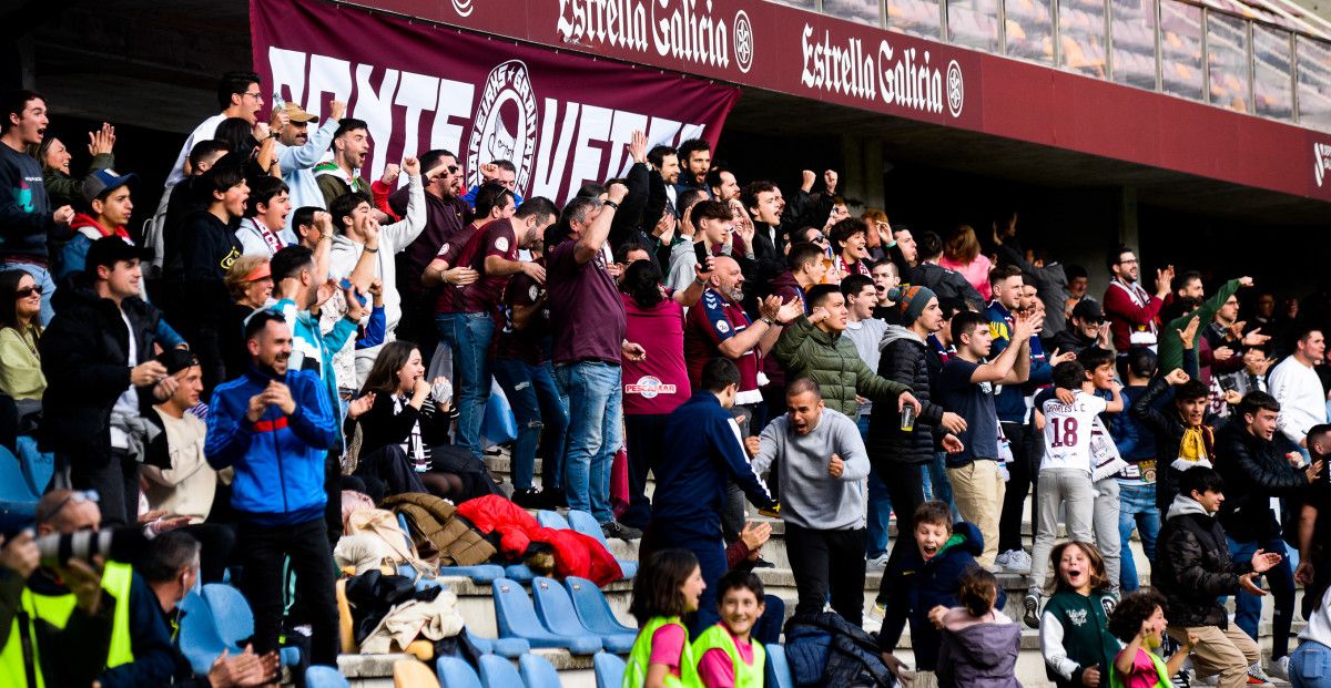 Bancada de Pasarón no partido de Primera RFEF entre Pontevedra CF - Linares 