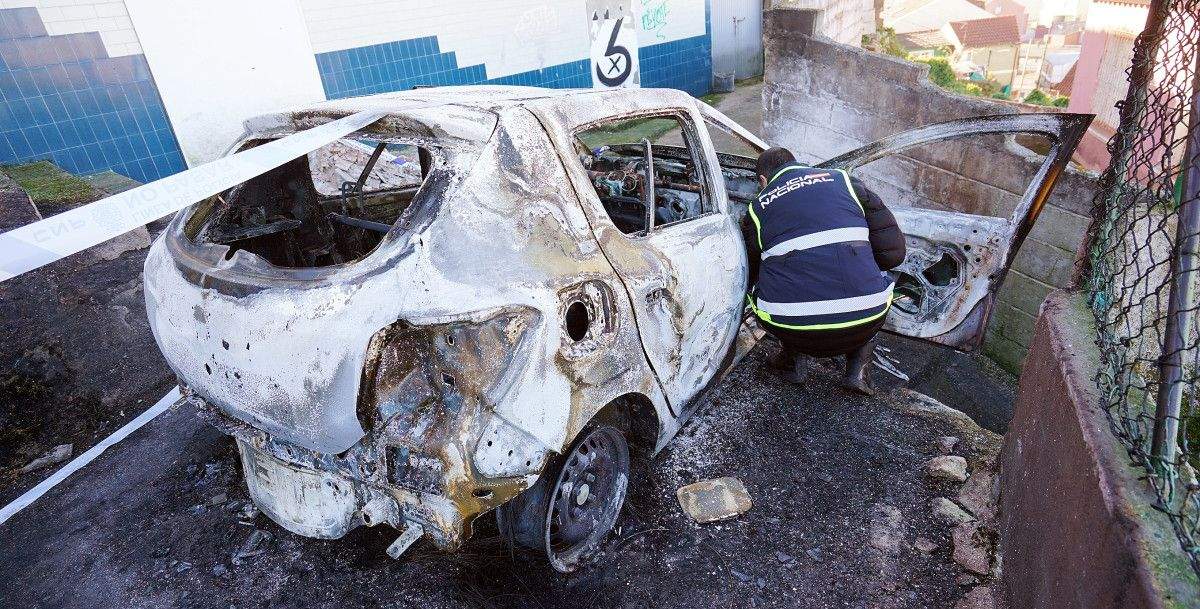 Vehículo calcinado en Estribela