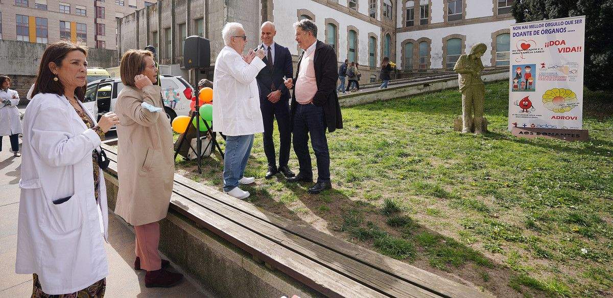 Celebración do Día Nacional do Trasplante na entrada do Hospital Provincial de Pontevedra
