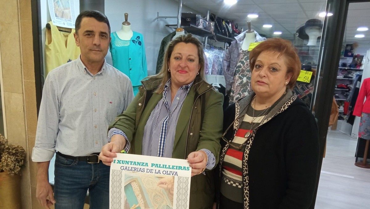 Yoya Blanco, con los comerciantes de las Galerías da Oliva