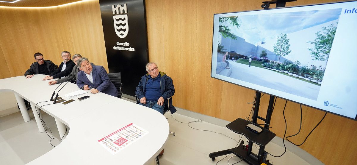 Miguel Anxo Fernández Lores, alcalde de Pontevedra, con integrantes da Federación Castelao observan as imaxes da reforma da Praza da Liberdade