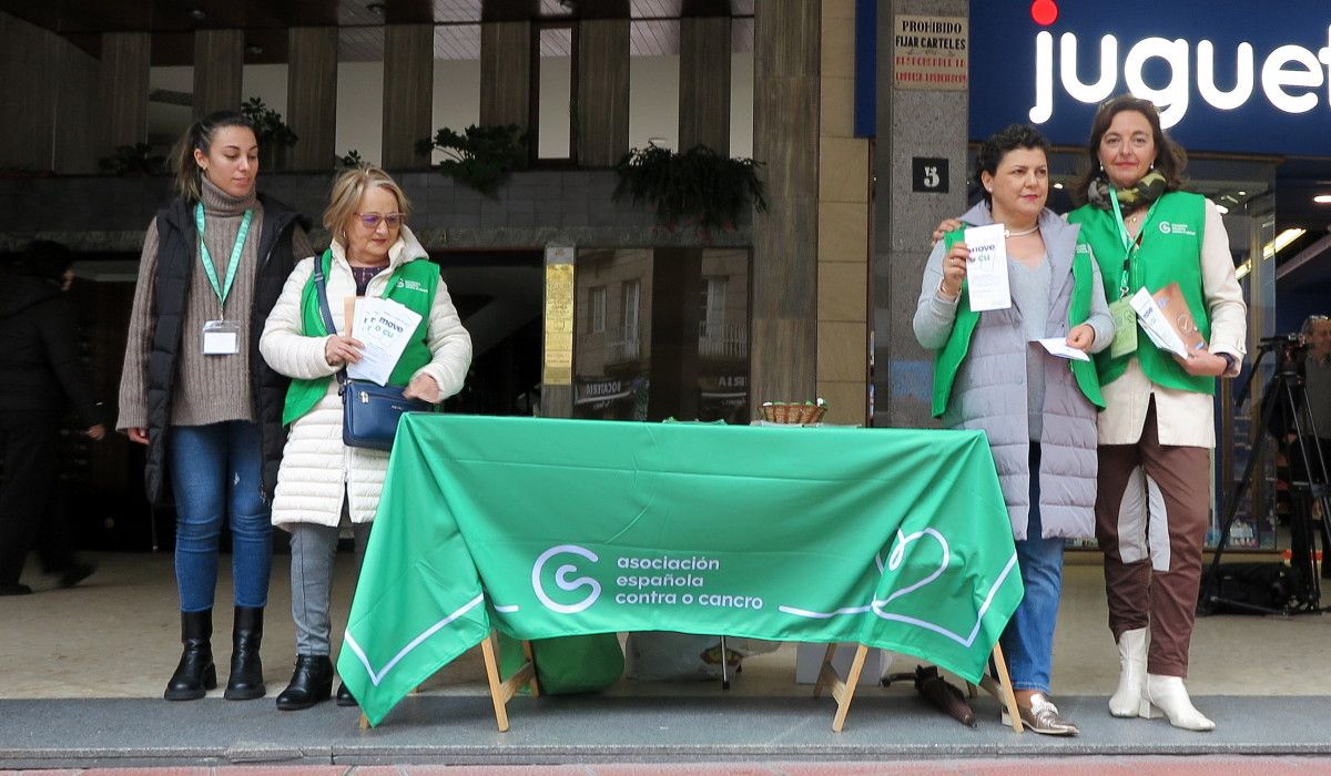 A técnica en prevención, Rebeca Castro, á esquerda, con outras integrantes da AECC Pontevedra