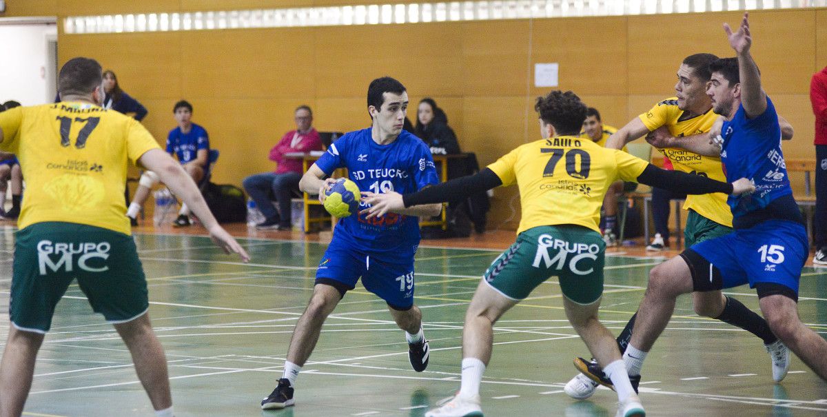 Partido entre Teucro y Gáldar en el Pabellón Universitario de Pontevedra