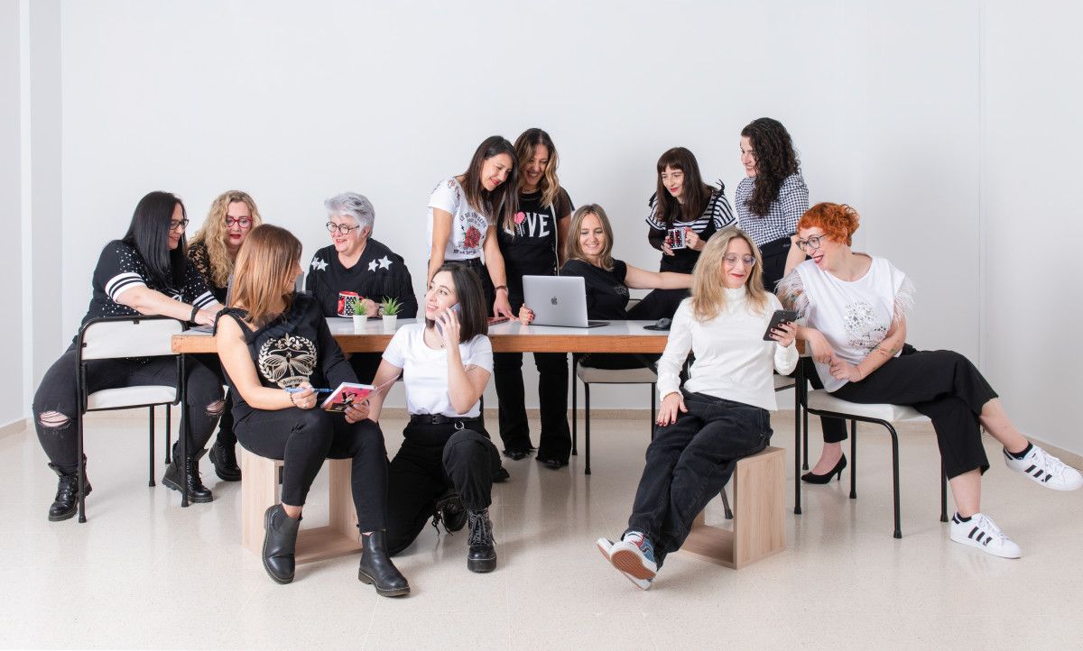 Grupo de mujeres que conforman la firma gallega Animosa