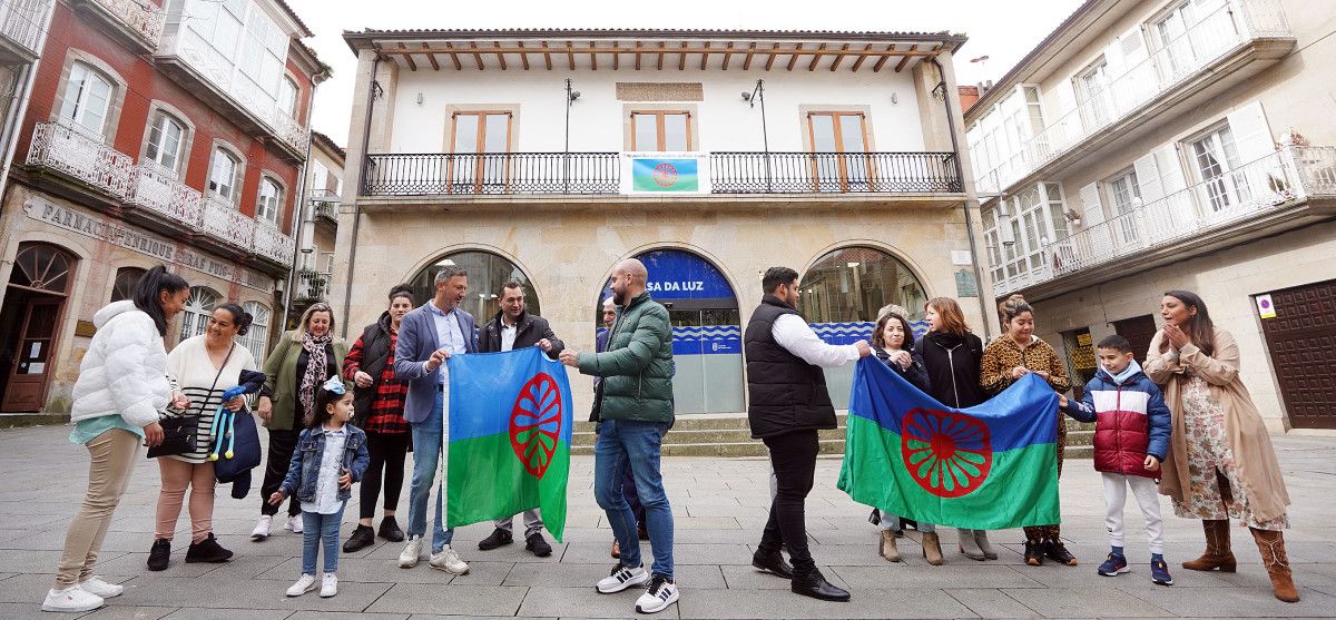 Representantes del Concello de Pontevedra con población gitana delante de la Casa da Luz
