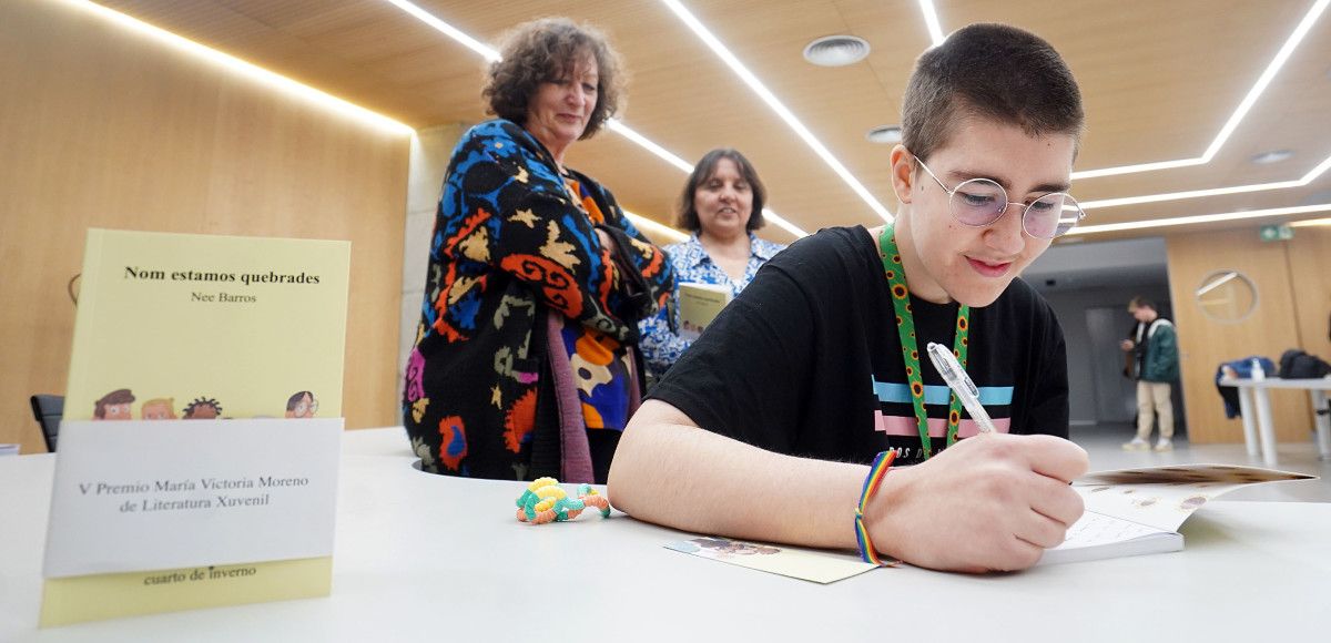 Nee Barros firmando su libro "Non estamos quebrados"