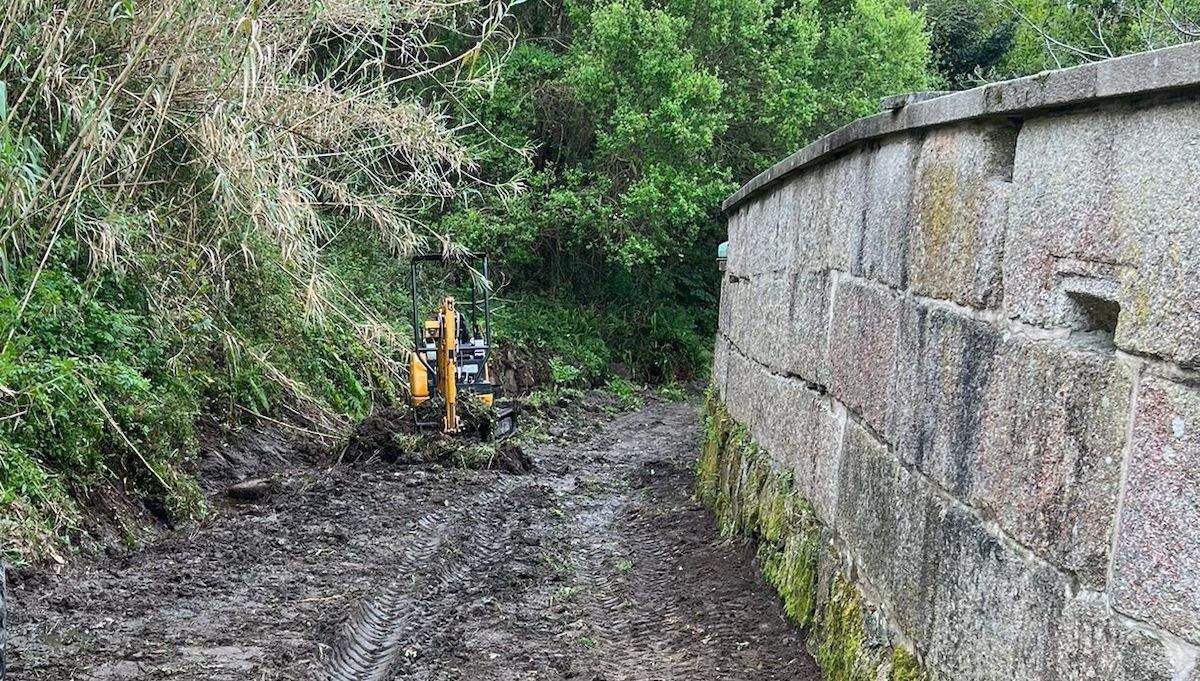 Obras en el camino entre Resille y O Lameiro