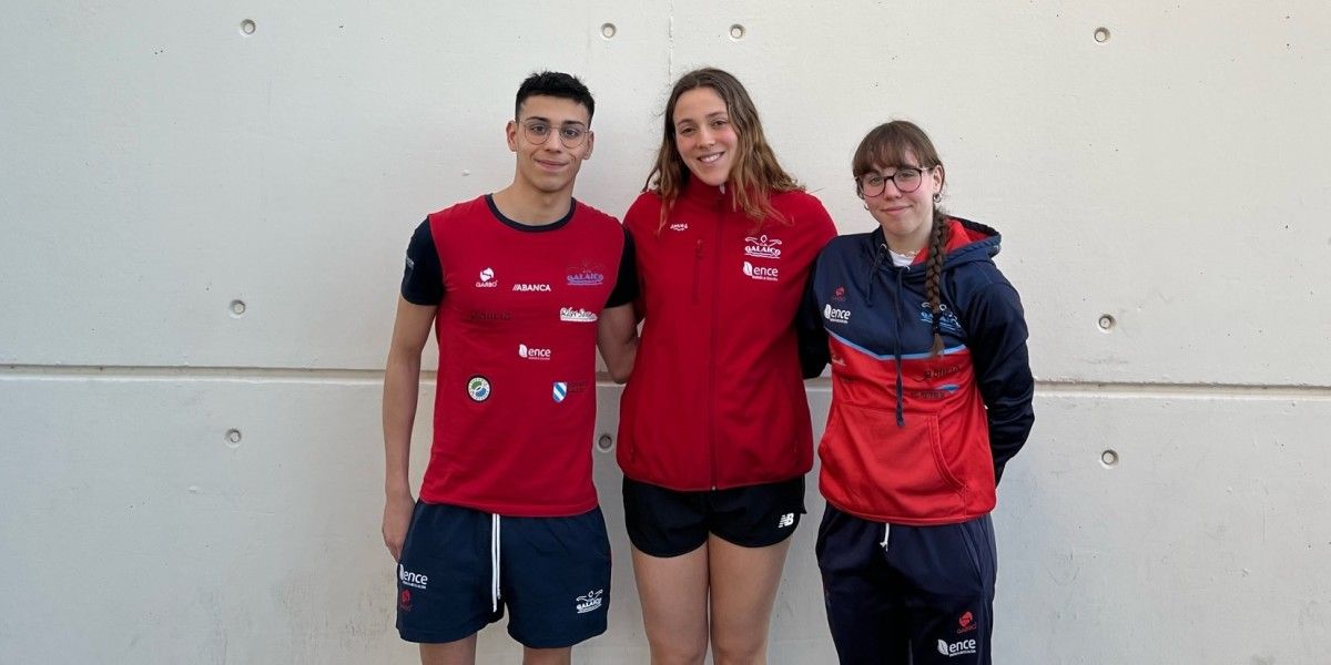 Os nadadores do CN Galaico Nicolás Vázquez, Antía García y Alicia Bouzas