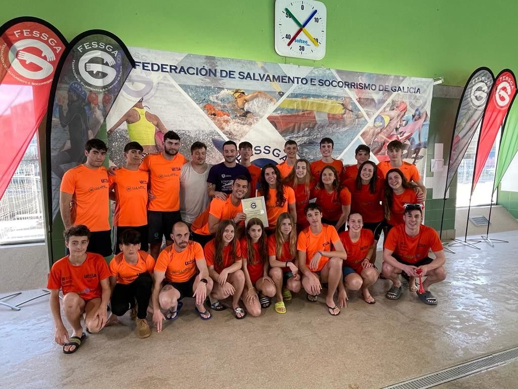 Nadadores del Acuático Umia, campeones de la liga gallega absoluta de salvamento