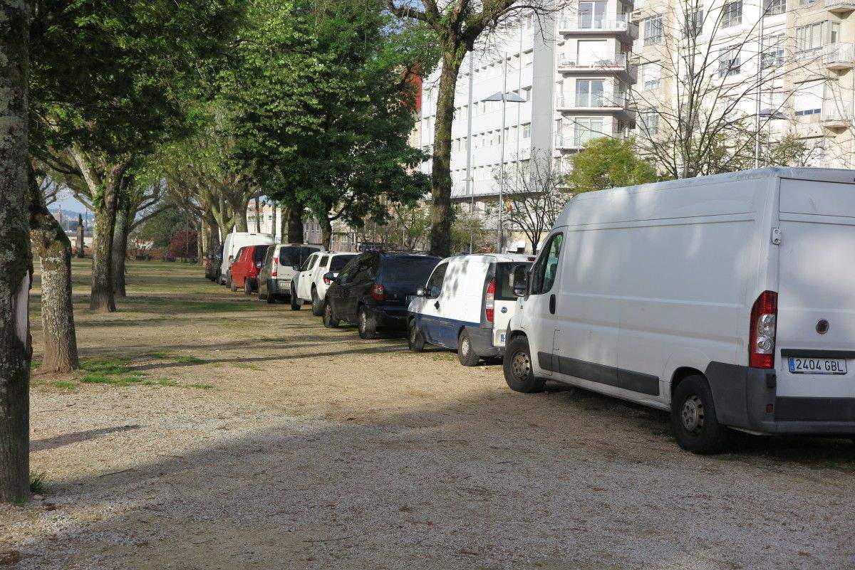 Os ambulantes aparcaron os seus coches na Alameda