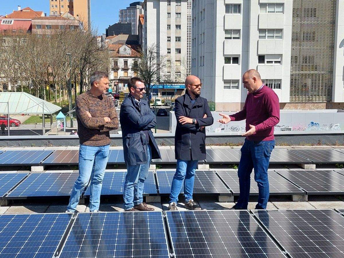 O concelleiro Iván Puentes visita a azotea do ximnasio de Campolongo, que conta con 66 placas solares novas