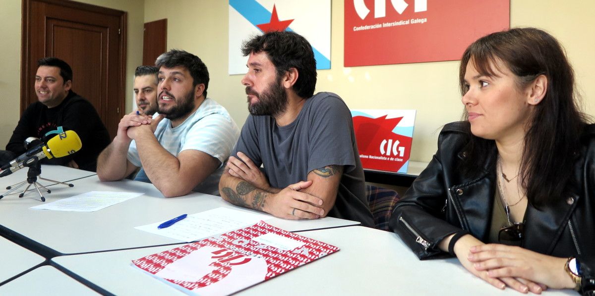 Aitor Maquieira e Iván Veiga, da CIG, no centro da imaxe acompañados por representantes do sector da hostalería