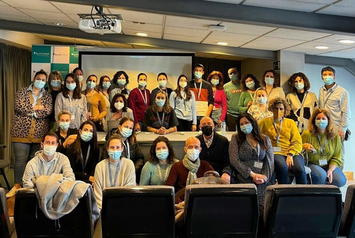 Grupo de participantes no curso impartido no Hospital QuirónSalud