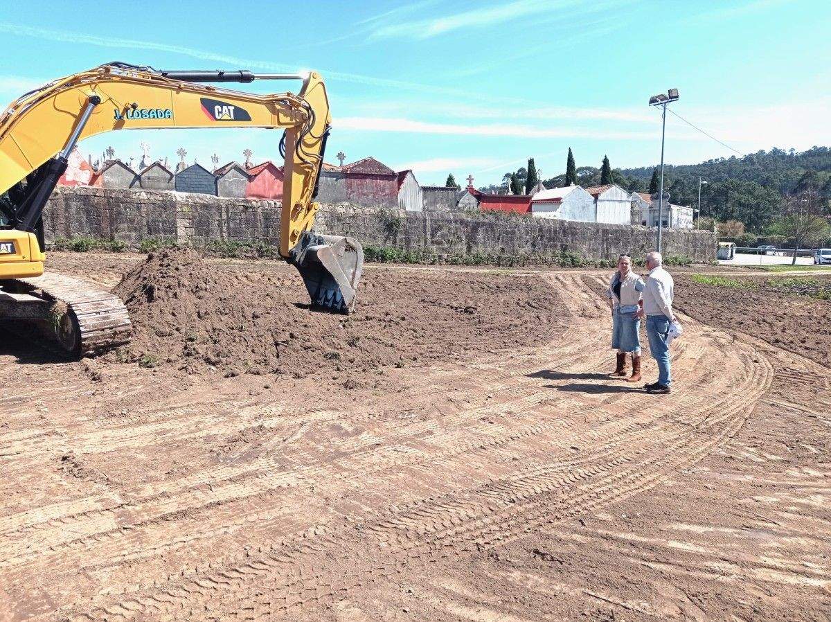Marga Caldas, concelleira de Sanidade, na parcela onde se ampliará o cemiterio municipal de Poio