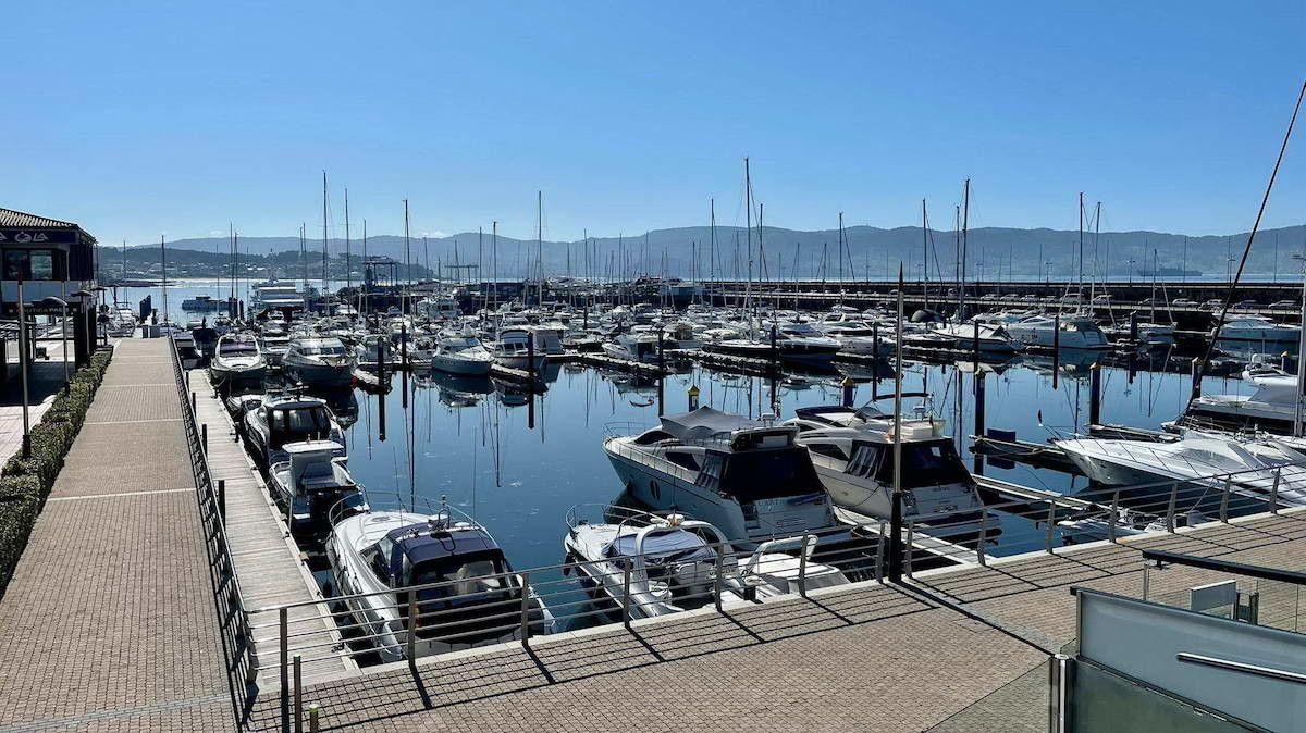 Barcos amarrados no porto deportivo de Sanxenxo