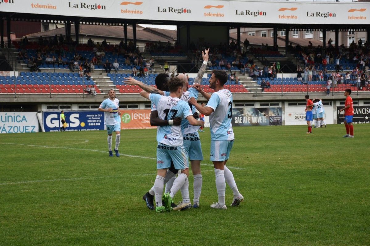 Os xogadores do Arosa abrázanse tras conseguir un dos goles no seu partido fronte ao U.D. Ourense no Couto