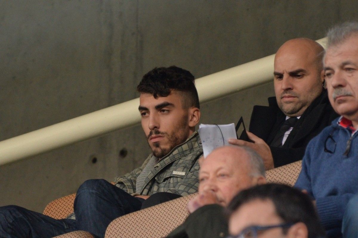 Marcelo Faría, jugador portugués a prueba en el Pontevedra, presencia el partido contra el ÿrdenes en el palco