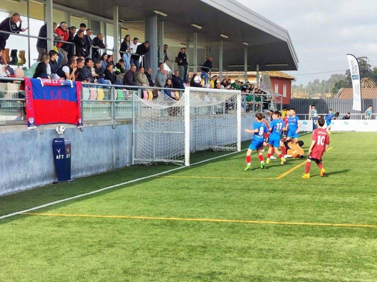 Gradas llenas en A Senra por la disputa de la fase previa del campeonato alevín Arousa Fútbol 7
