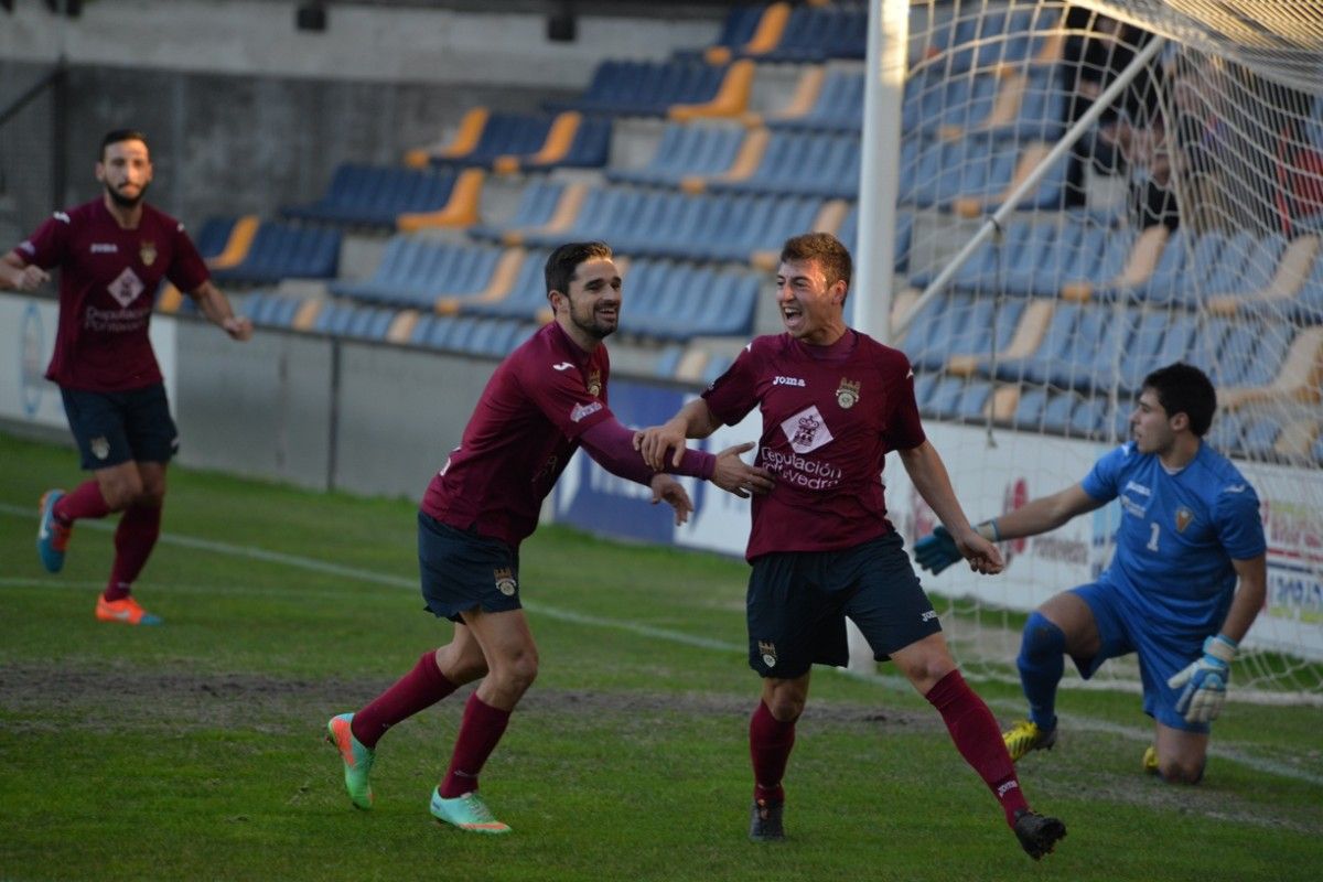 Kevin Presa celebra o primeiro gol do Pontevedra ante o ÿrdenes en Pasarón Kevin Presa celebra o primeiro gol do Pontevedra ante o ÿrdenes en Pasarón