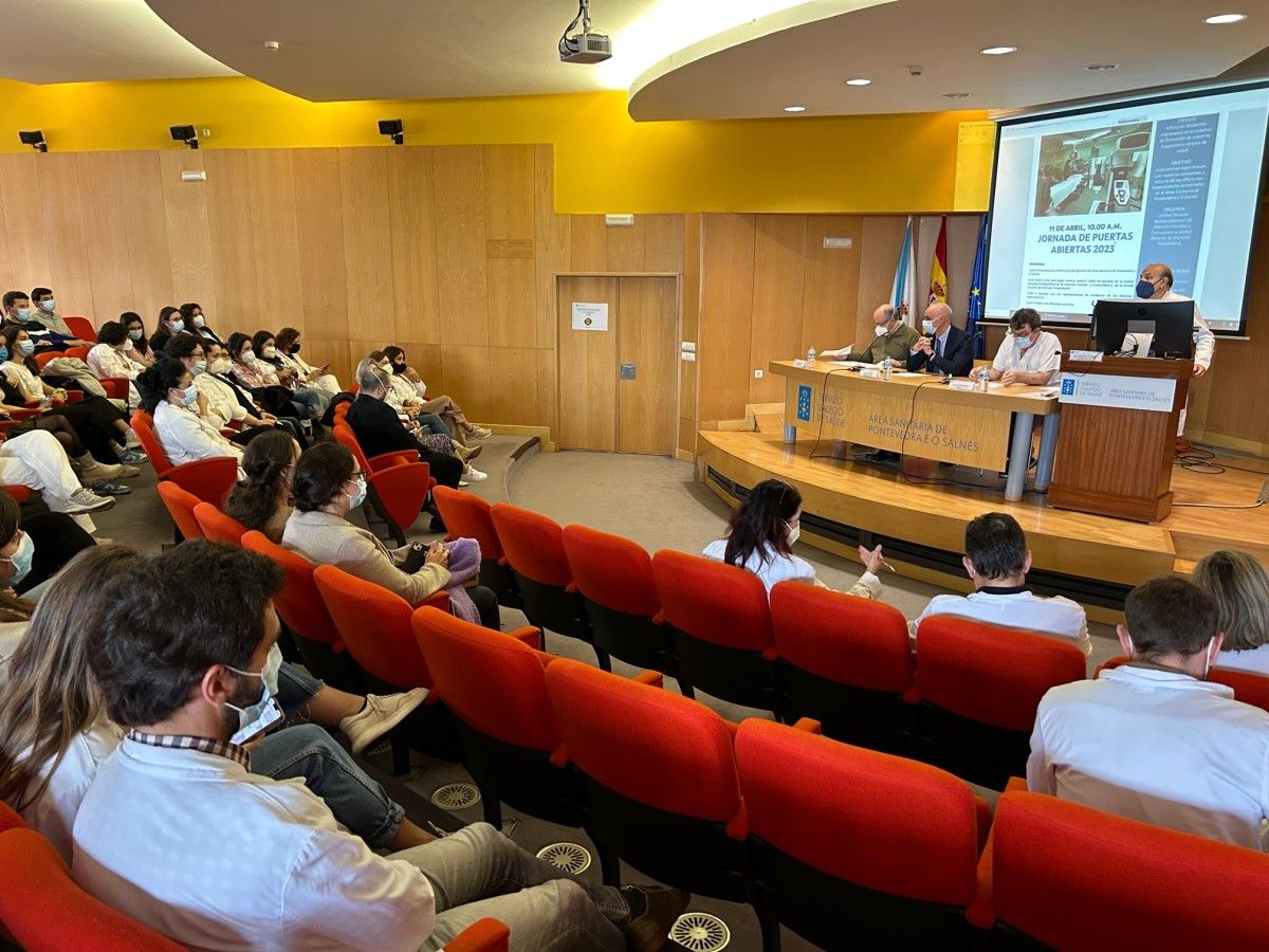 José Arias, gerente del área sanitaria, mantiene un encuentro con futuros médicos residentes