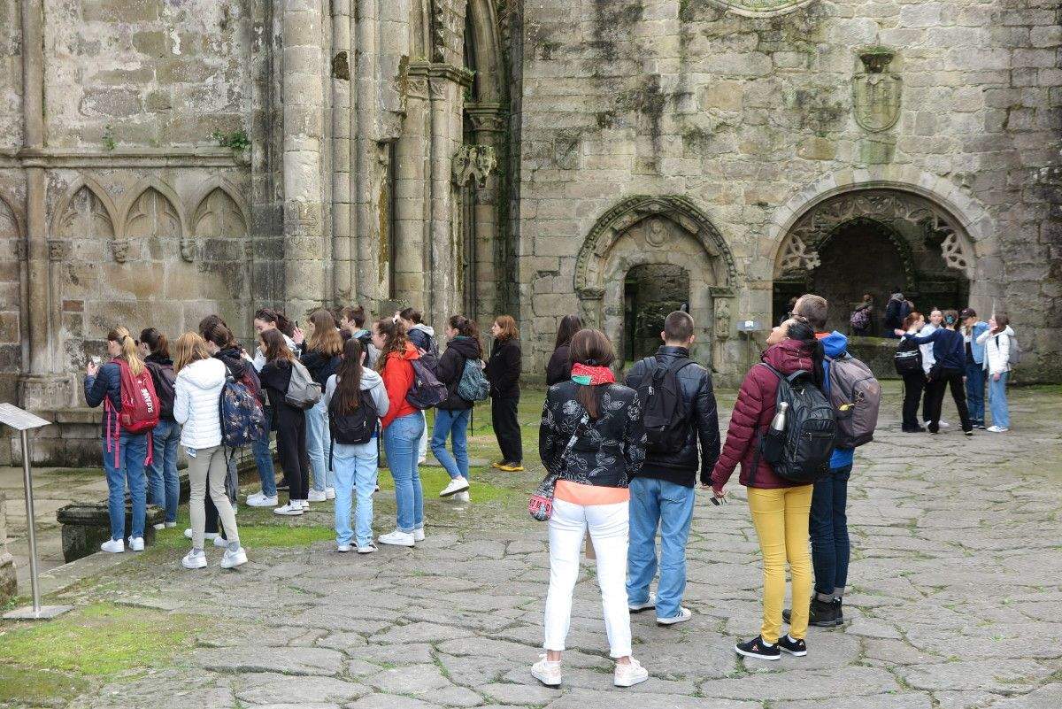 Visitantes nas Ruínas de San Domingos