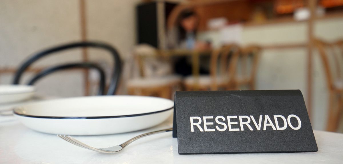 Mesa dun local de hostelería en Pontevedra cun cartel de reservado