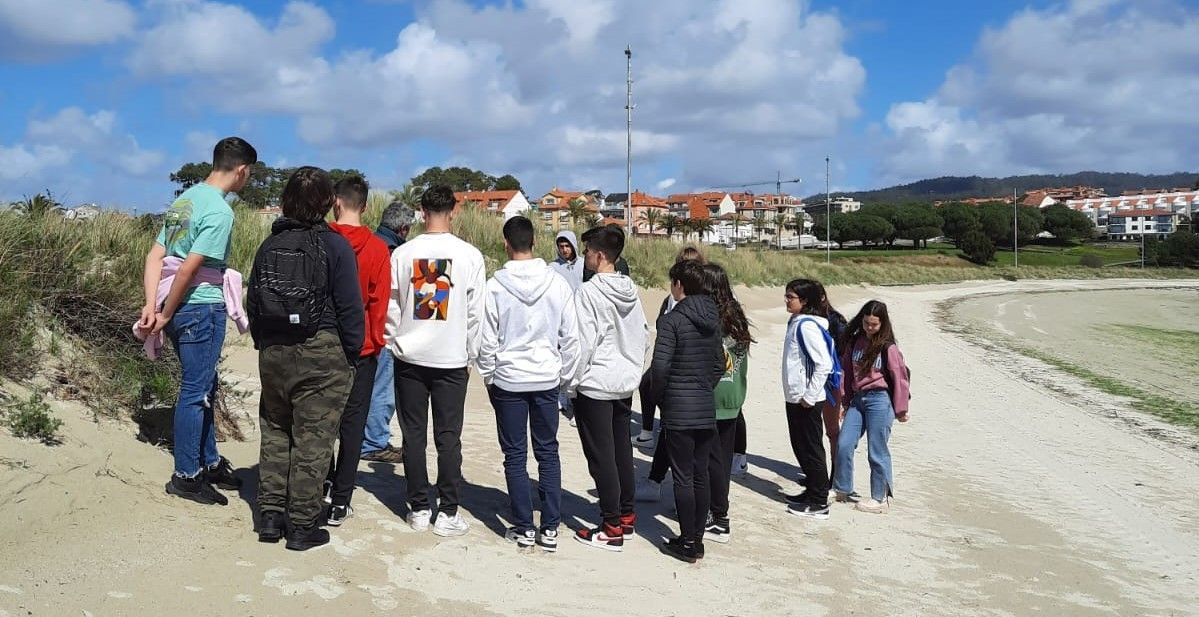 O alumnado do IES de Sanxenxo no proxecto 'Coidemos as nosas dunas'