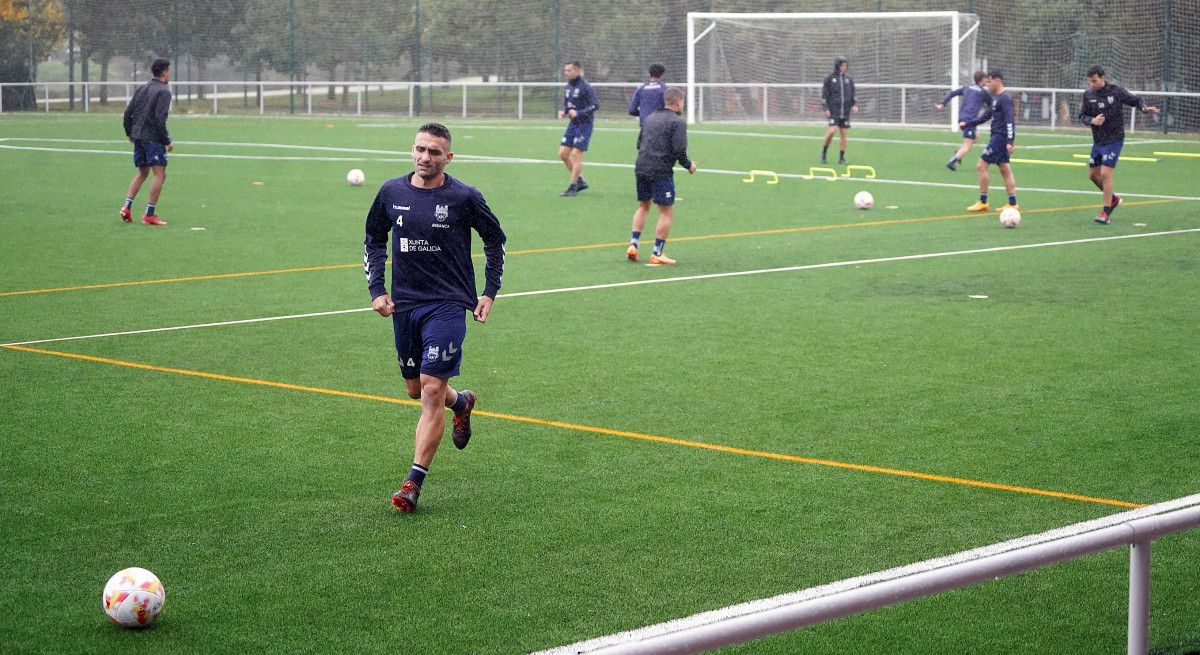 Víctor Vázquez 'Churre' nun adestramento do Pontevedra na Xunqueira