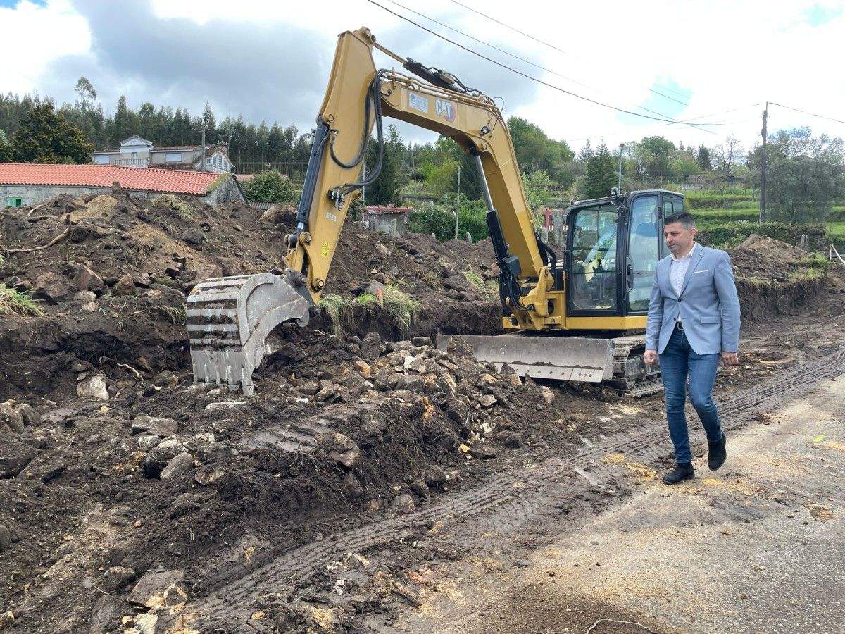 O alcalde de Ponte Caldelas, Andrés Díaz, supervisa as obras de ampliación da estrada da Insua
