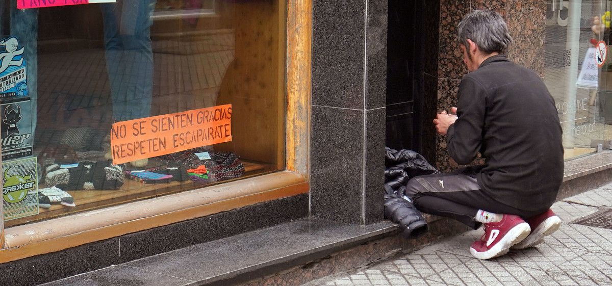 Comerciantes da rúa Peregrina protestan polas molestias diarias que lles causan os indixentes