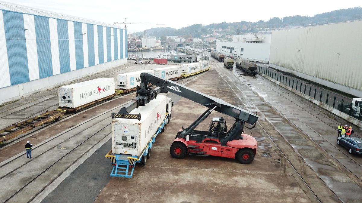 Movemento de mercancías no Porto de Marín