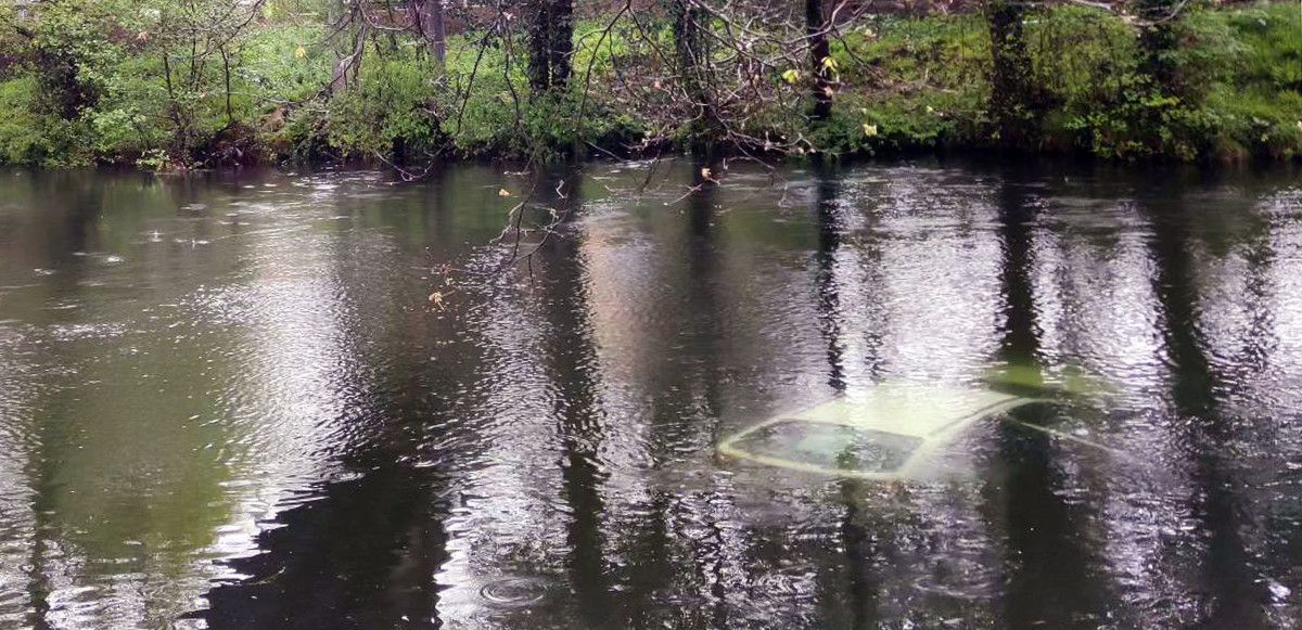 Vehículo hundido en el río Verdugo a su paso por Ponte Caldelas