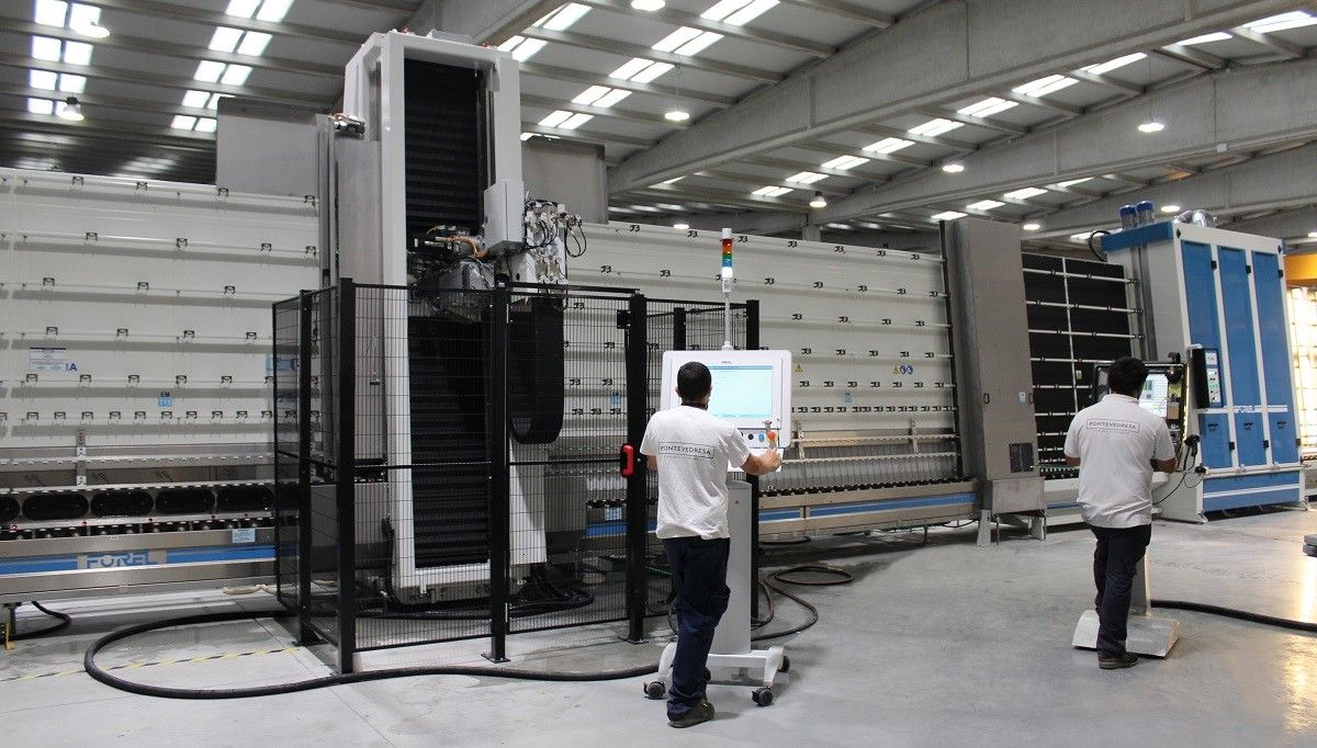 Traballadores na planta de Pontevedresa Group