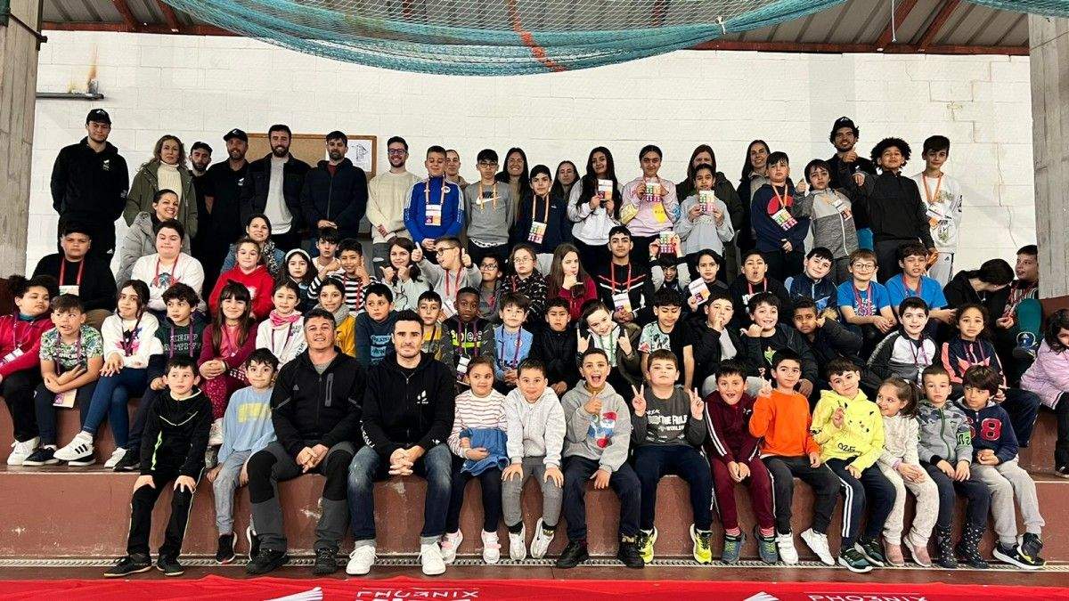 Gómez Noya co alumnado do CEIP A Laxe