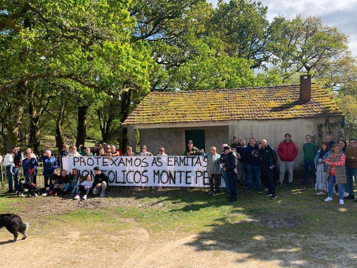 Manifestación contra o parque eólico en Monte Peón que ameaza As Ermidas Manifestación contra o parque eólico en Monte Peón que ameaza As Ermidas