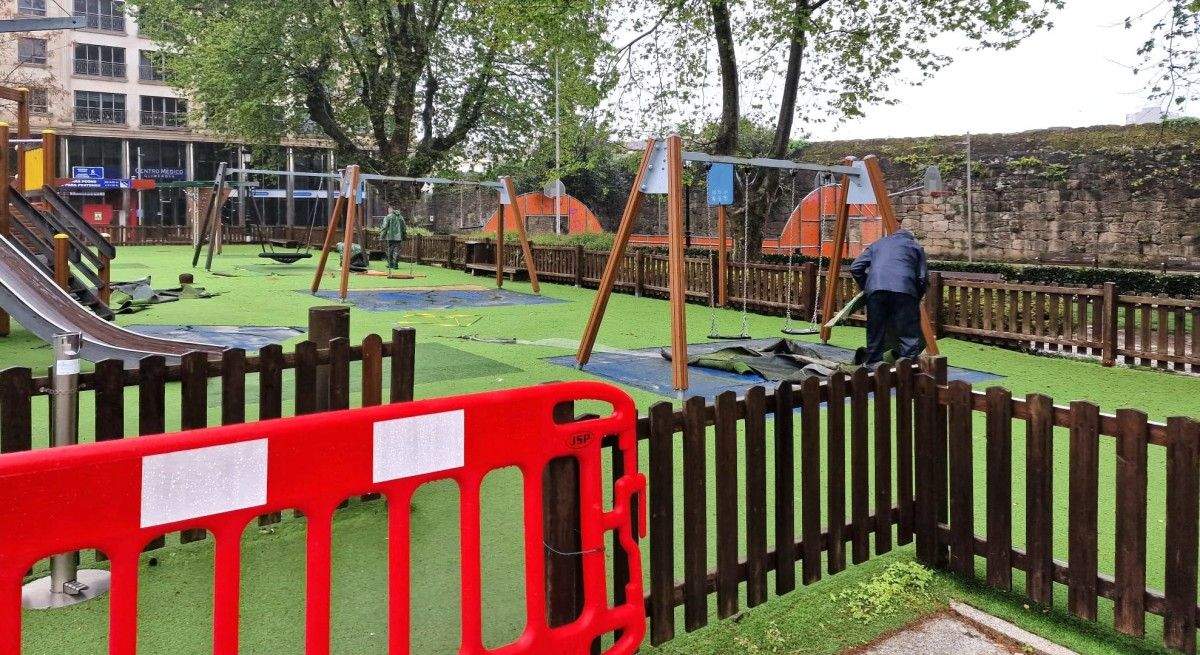 Traballos de reparación e mantemento no parque infantil de Barcelos