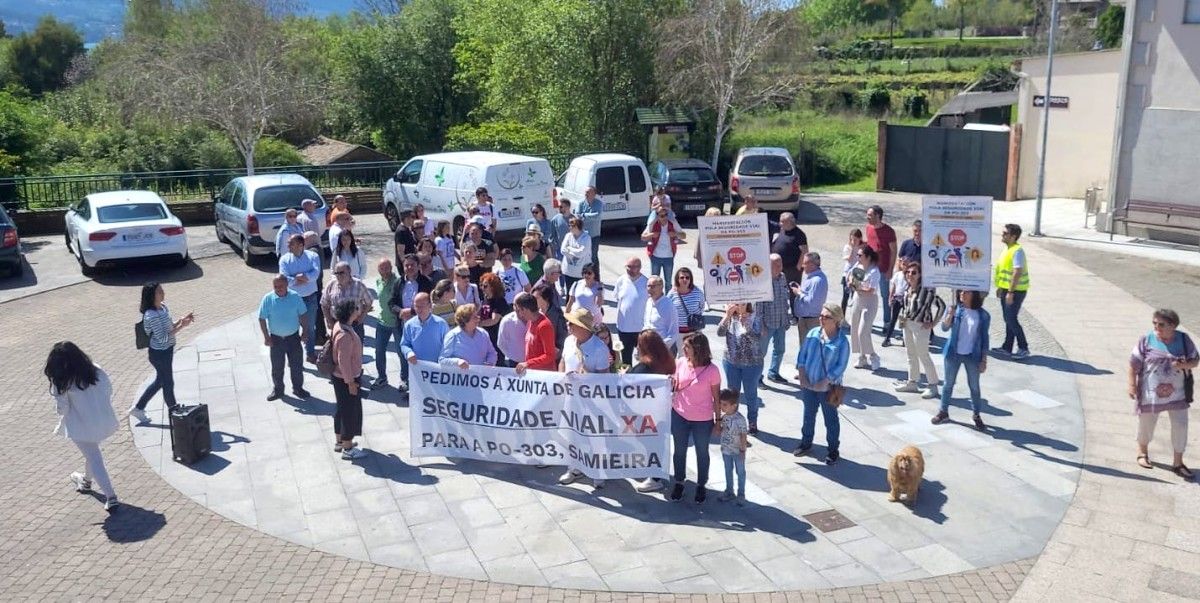 Manifestación vecinal reclamando mayor seguridad vial en la PO-303 en Samieira