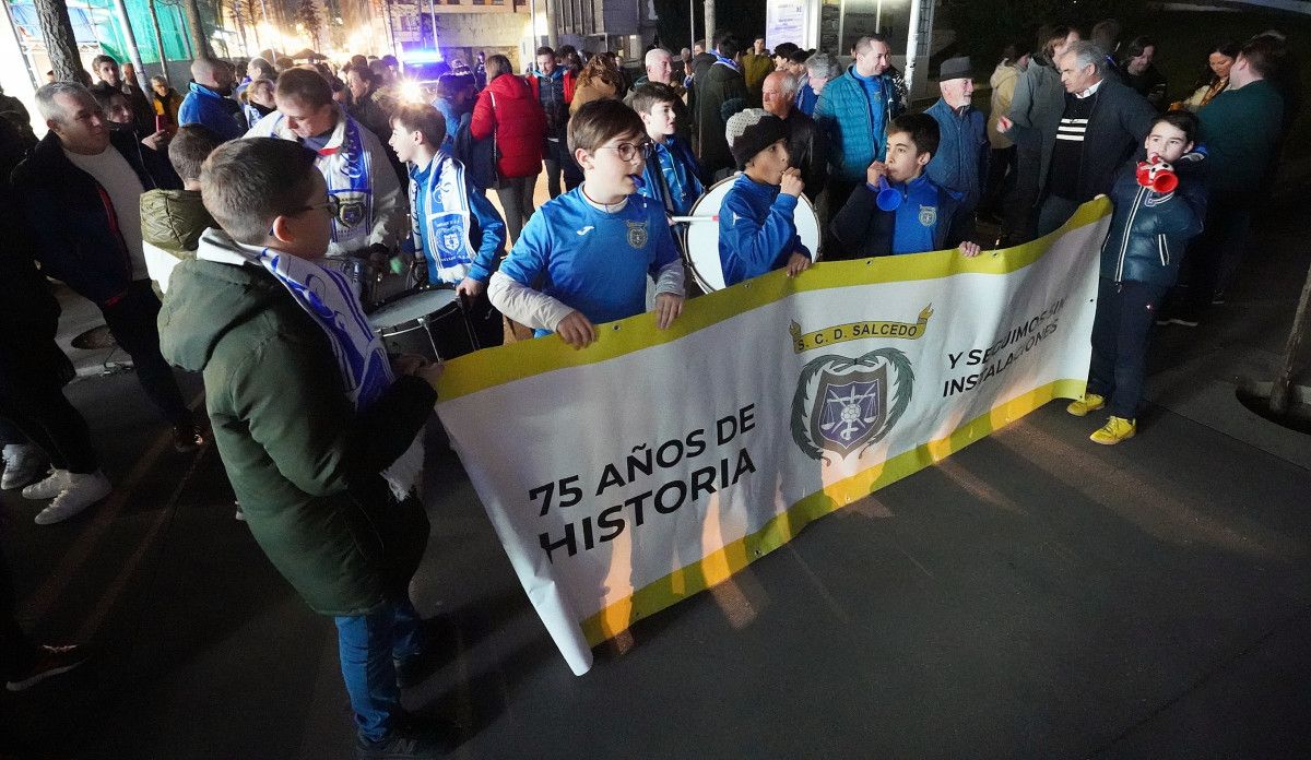 Manifestación da veciñanza de Salcedo para demandar o campo de fútbol