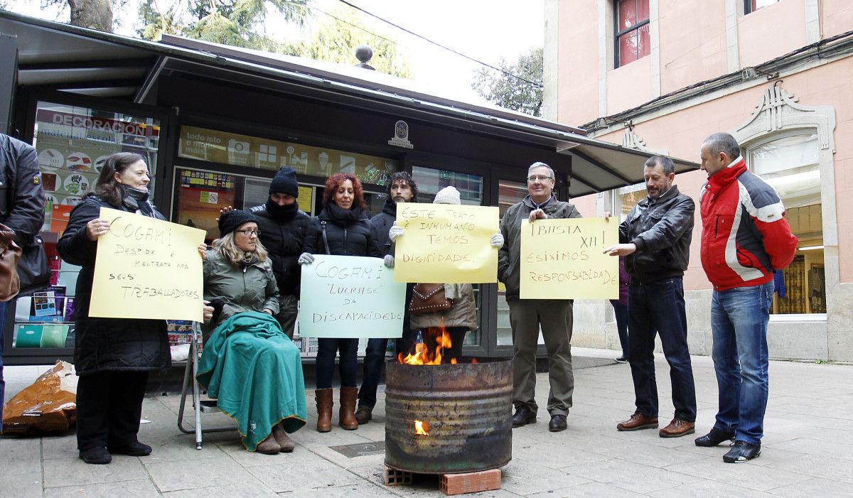 Trabajadores de los quioscos de Cogami ante el quiosco de Rosalía de Castro